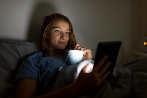 Bài viết này giúp bạn quyết định liệu có nên uống trà xanh trước khi ngủ hay không. Tìm hiểu về lợi ích và nhược điểm của việc uống trà vào ban đêm.